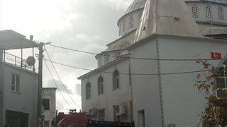 Balıkesir'de yıldırım isabet eden camide hasar oluştu