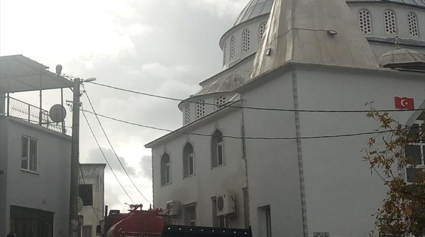 Balıkesir'de yıldırım isabet eden camide hasar oluştu