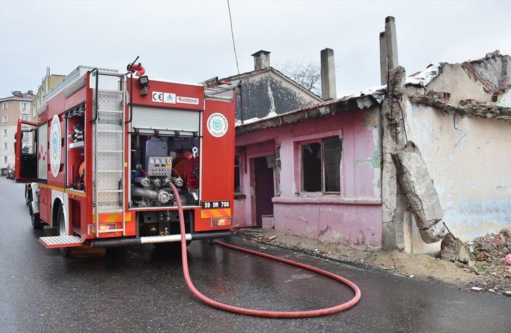Çorlu'da metruk evde yangın G1