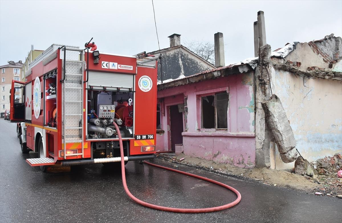 &Ccedil;orlu'da metruk evde yangın