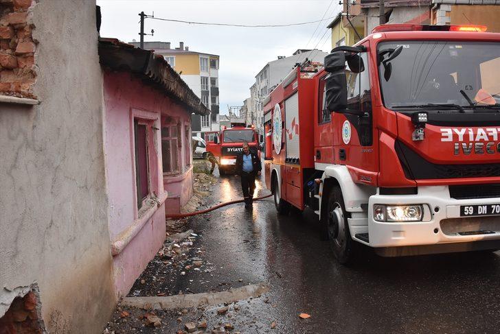 Çorlu'da metruk evde yangın G2