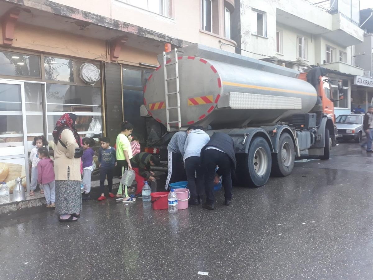 İzmir'de 60 saatlik su kesintisi! Tankerlerle su dağıtıldı