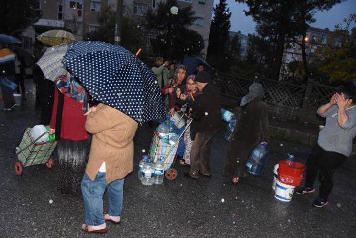 İzmir'de 60 saatlik su kesintisi! Tankerlerle su dağıtıldı G2