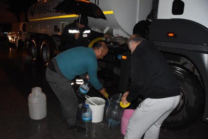 İzmir'de 60 saatlik su kesintisi! Tankerlerle su dağıtıldı G4