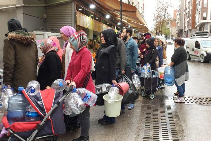 İzmir'de 60 saatlik su kesintisi! Tankerlerle su dağıtıldı G5