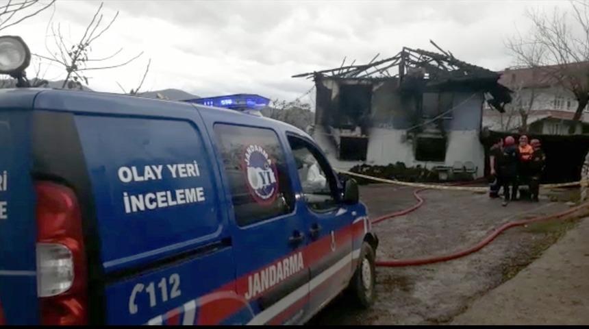 Bartın'da iki katlı evde yangın: 1 &ouml;l&uuml;