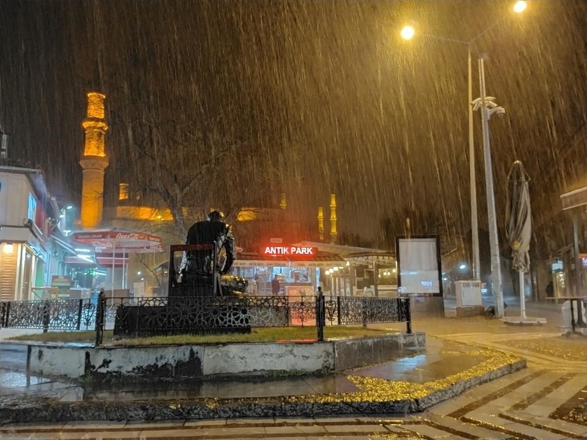 Bir anda bastırdı, hayat fel&ccedil; oldu