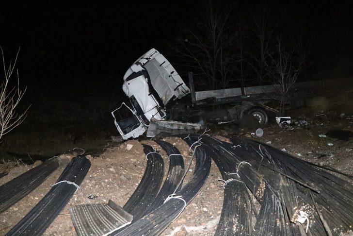 Otoyol savaş alanına döndü! İki TIR çarpıştı: Ölü ve yaralılar var! G1