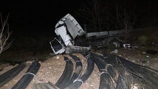 Otoyol savaş alanına döndü! İki TIR çarpıştı: Ölü ve yaralılar var!