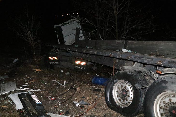 Otoyol savaş alanına döndü! İki TIR çarpıştı: Ölü ve yaralılar var! G2