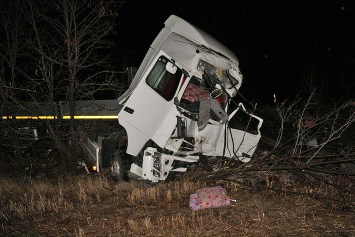 Otoyol savaş alanına döndü! İki TIR çarpıştı: Ölü ve yaralılar var! G3