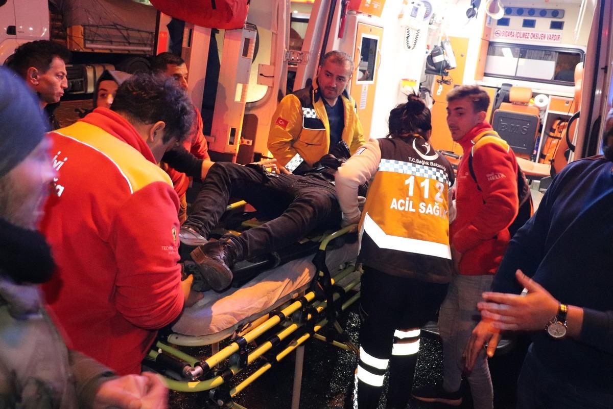 Kırmızı ışıkta feci kaza! Demir profiller &ouml;n camdan i&ccedil;eri girdi!