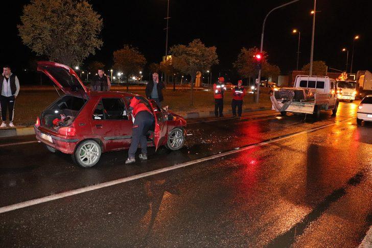 Kırmızı ışıkta feci kaza! Demir profiller ön camdan içeri girdi! G3