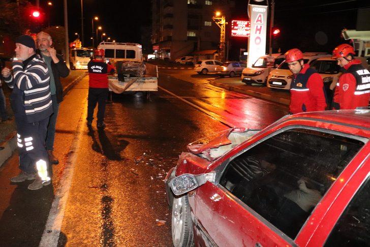 Kırmızı ışıkta feci kaza! Demir profiller ön camdan içeri girdi! G4