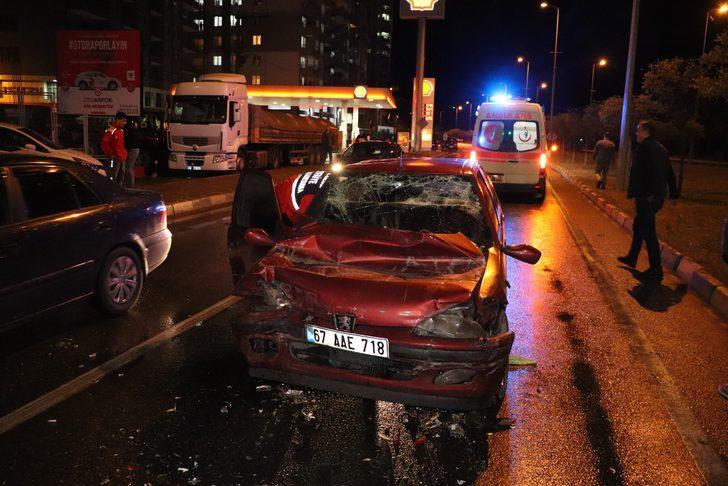 Kırmızı ışıkta feci kaza! Demir profiller ön camdan içeri girdi! G5