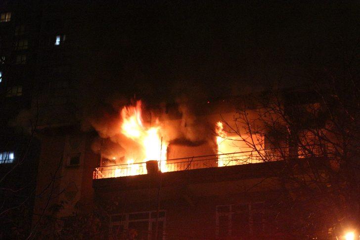 Kadıköy'de korkutan yangın! 4 katlı bina alev alev yandı  G1