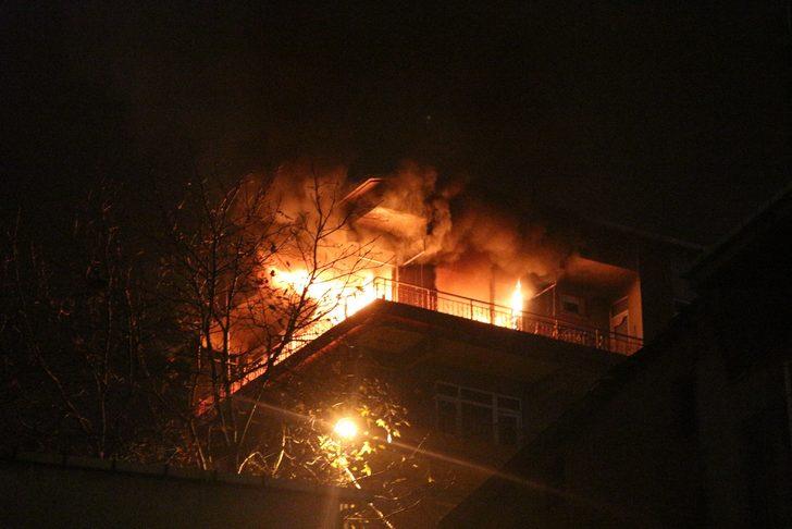 Kadıköy'de korkutan yangın! 4 katlı bina alev alev yandı  G2