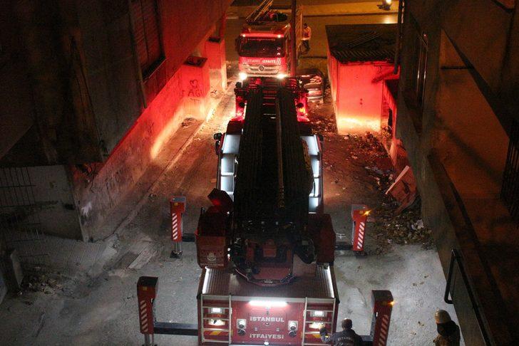 Kadıköy'de korkutan yangın! 4 katlı bina alev alev yandı  G3