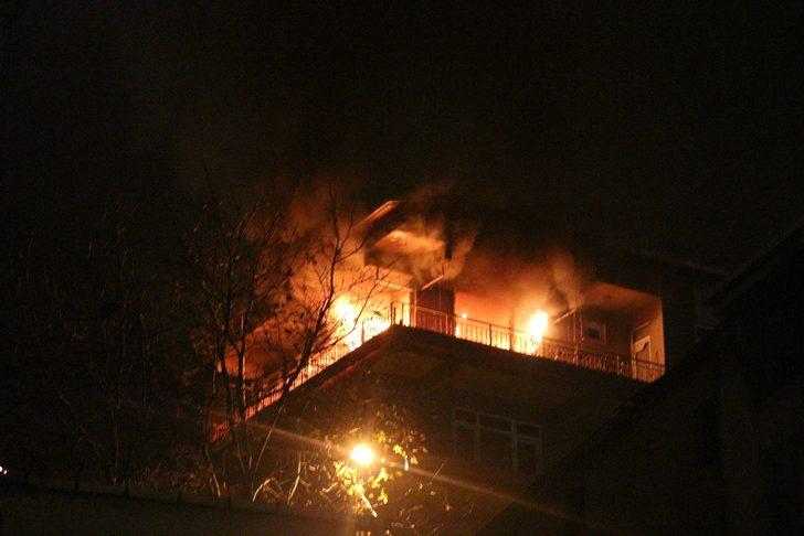 Kadıköy'de korkutan yangın! 4 katlı bina alev alev yandı  G4