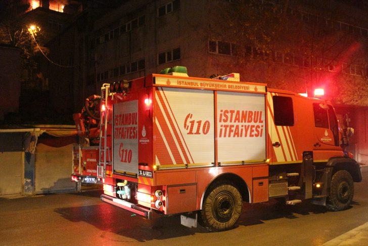 Kadıköy'de korkutan yangın! 4 katlı bina alev alev yandı  G5