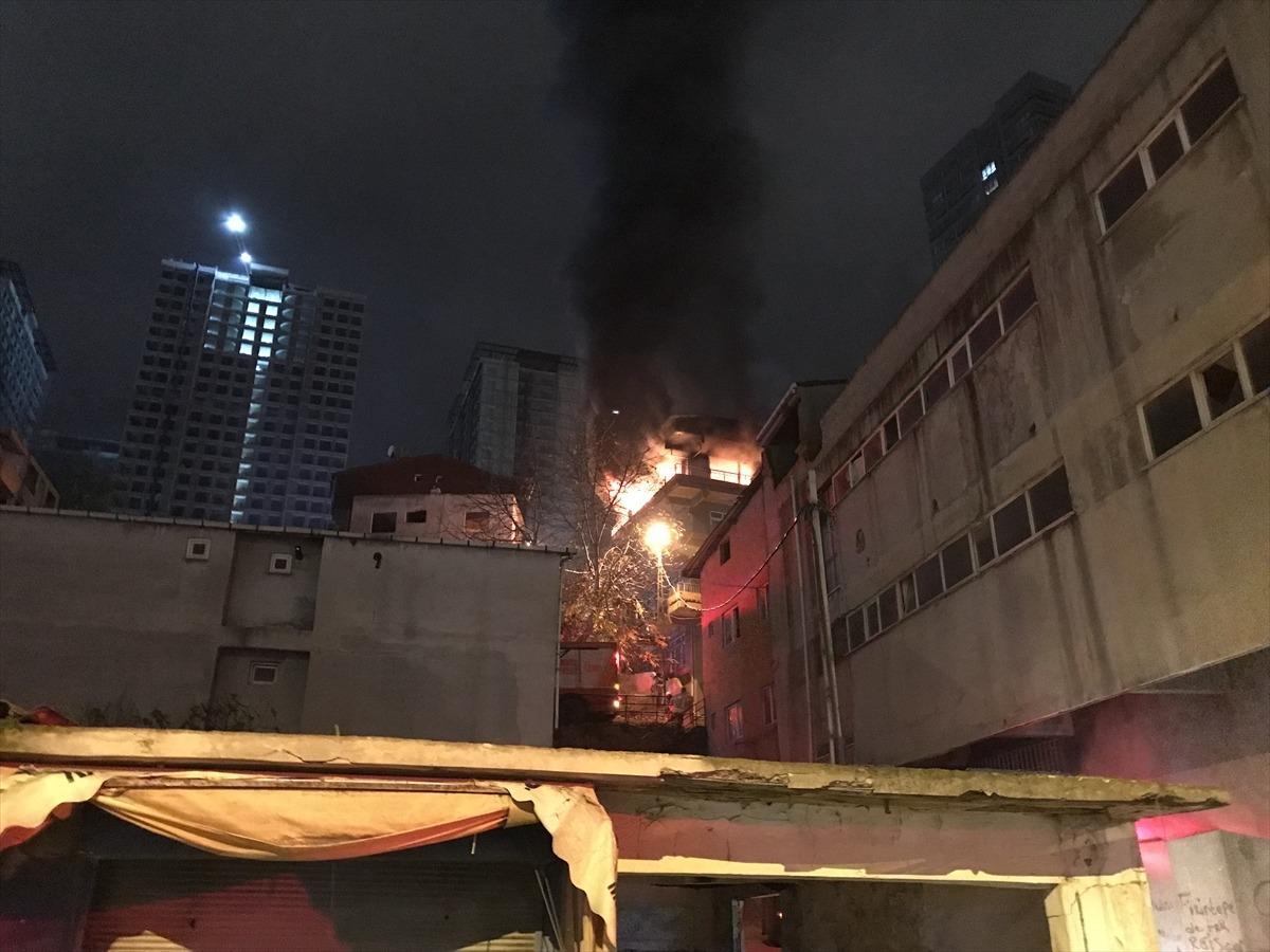 Kadık&ouml;y'de ikametgah yangını