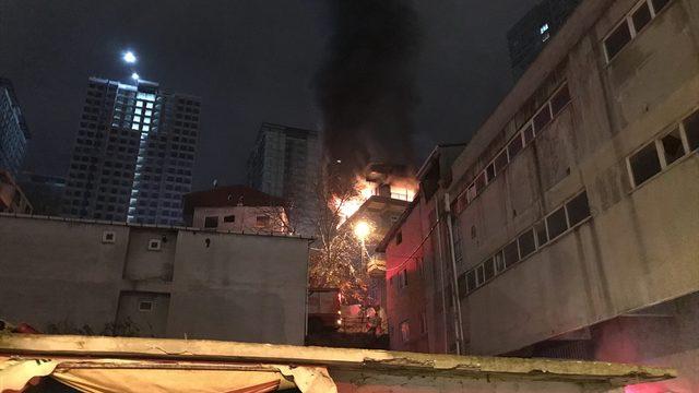 Kadıköy'de ikametgah yangını