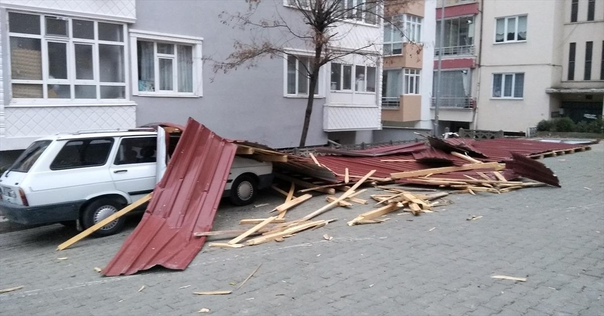 Samsun'da r&uuml;zgar nedeniyle u&ccedil;an &ccedil;atı otomobillere zarar verdi