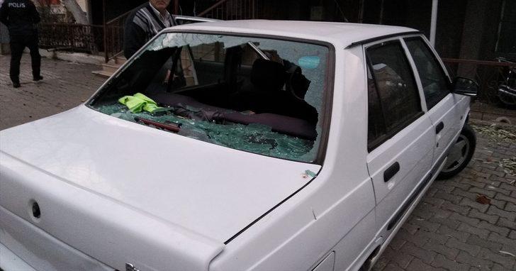 Samsun'da rüzgar nedeniyle uçan çatı otomobillere zarar verdi G2