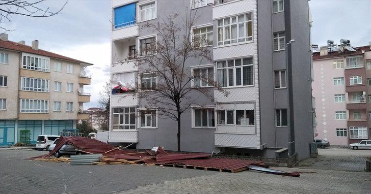 Samsun'da rüzgar nedeniyle uçan çatı otomobillere zarar verdi G3
