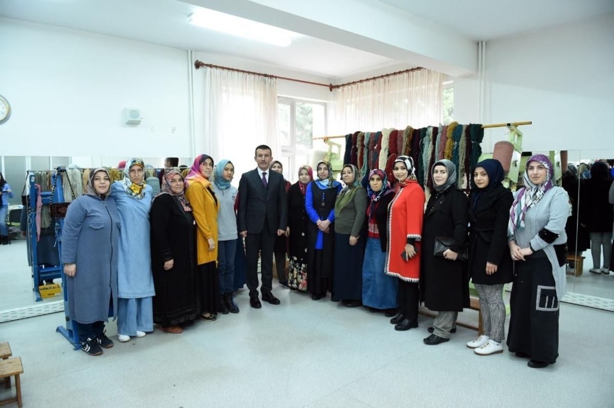 Kadınlar dokudukları halılarla ev ekonomisine katkı sağlıyor