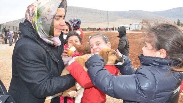 Harçlıklarıyla sokak hayvanlarına 2,5 ton sakatat aldılar