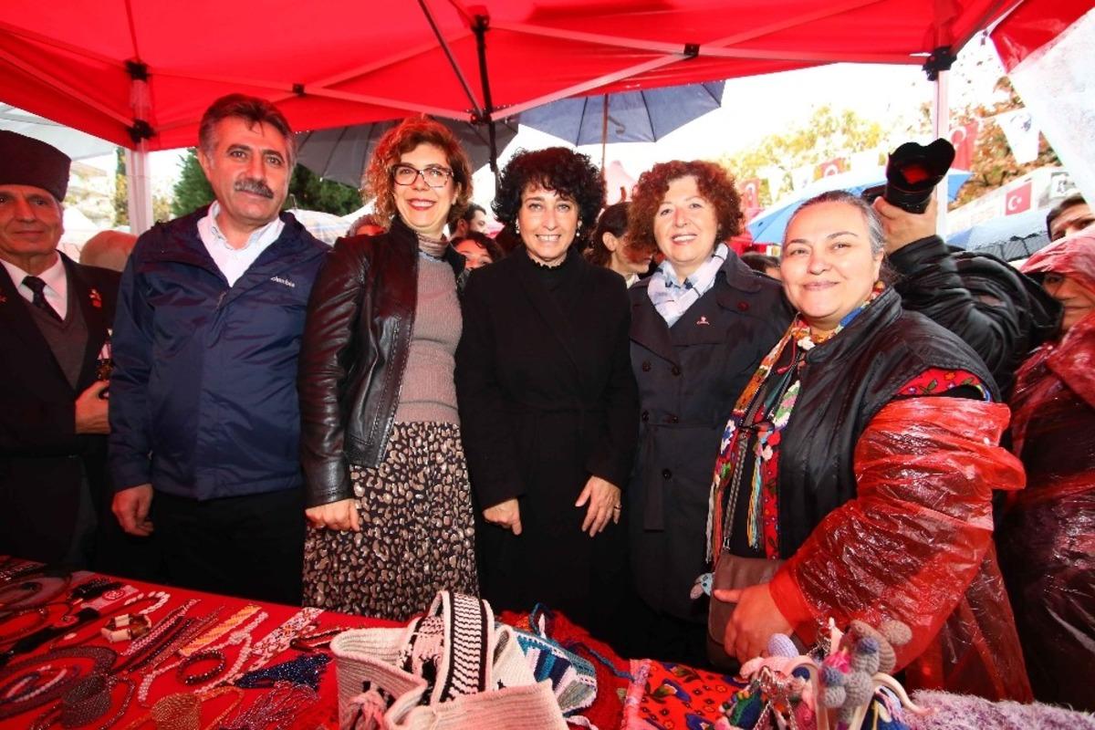 Bayraklı&rsquo;da kadınlardan yeni yıl pazarı