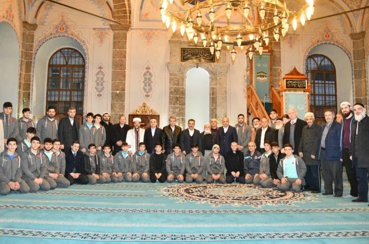 Vali Kaymak milli sporcularla sabah namazında