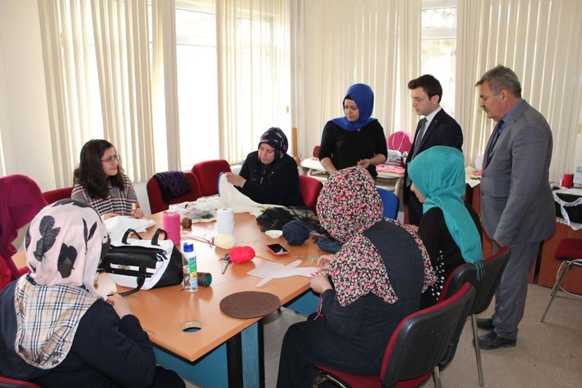Kaymakam Erdoğan, İl&ccedil;e Halk Eğitim Merkezi M&uuml;d&uuml;rl&uuml;ğ&uuml;nde kursları ziyaret etti