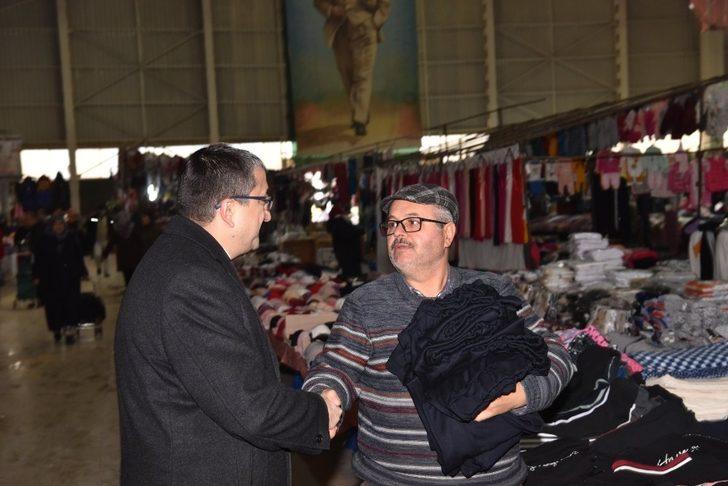 Başkan Öz’den pazar esnafına ziyaret G2