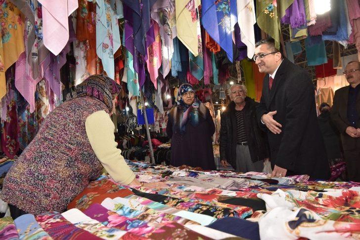 Başkan Öz’den pazar esnafına ziyaret G3