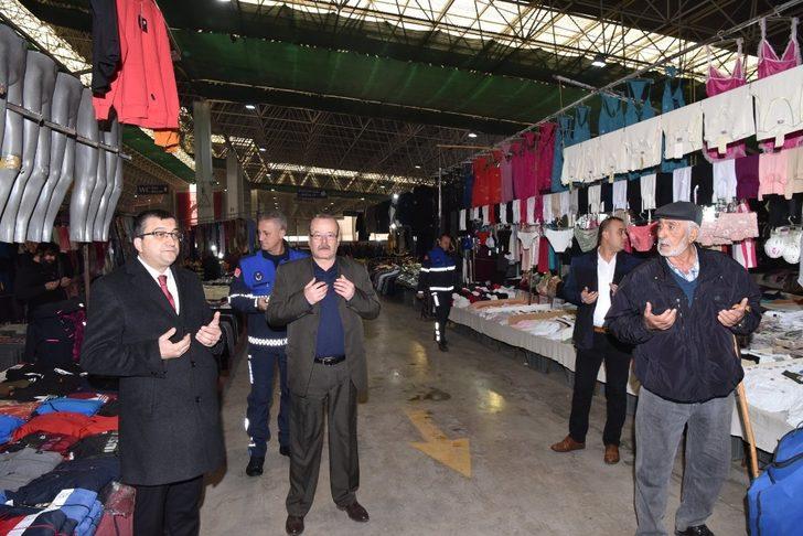 Başkan Öz’den pazar esnafına ziyaret G4