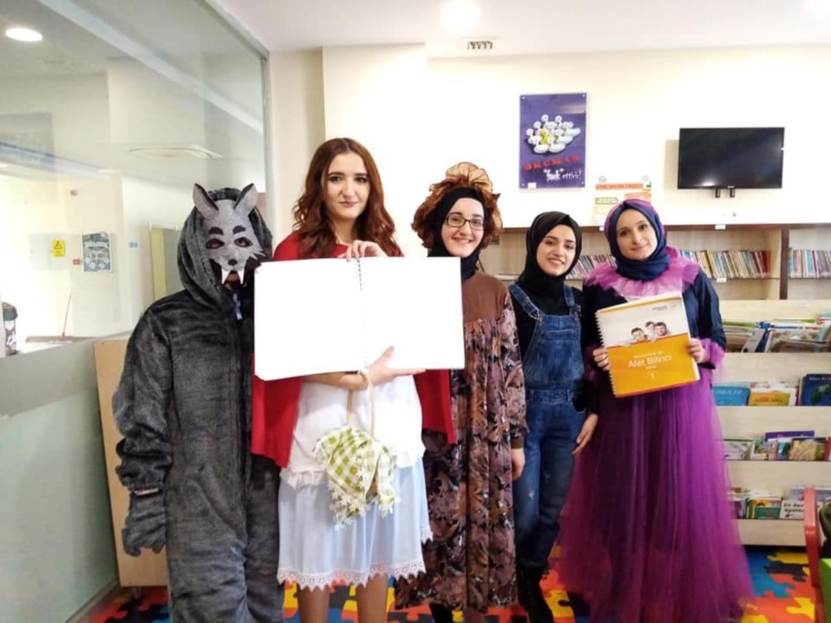 Kırmızı Başlıklı Kızı sahnelediler