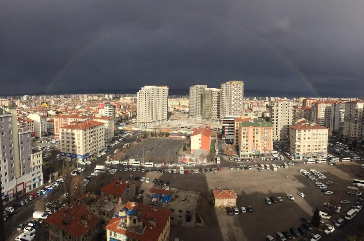 Kayseri&rsquo;de ortaya &ccedil;ıkan g&ouml;kkuşağı g&ouml;rsel ş&ouml;len oluşturdu