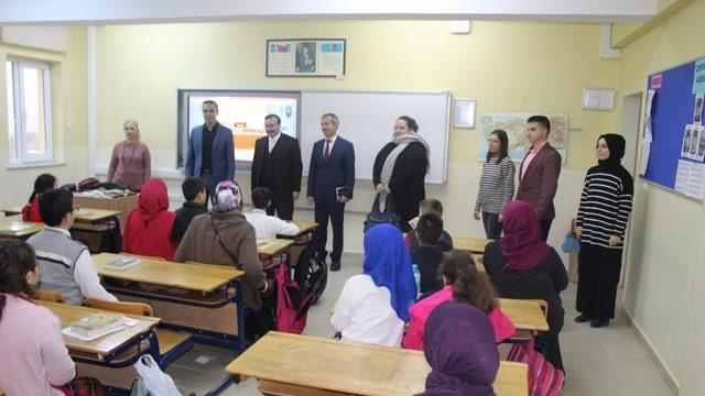 Emet’te kitap okuma kampanyası yoğun katılımla devam ediyor