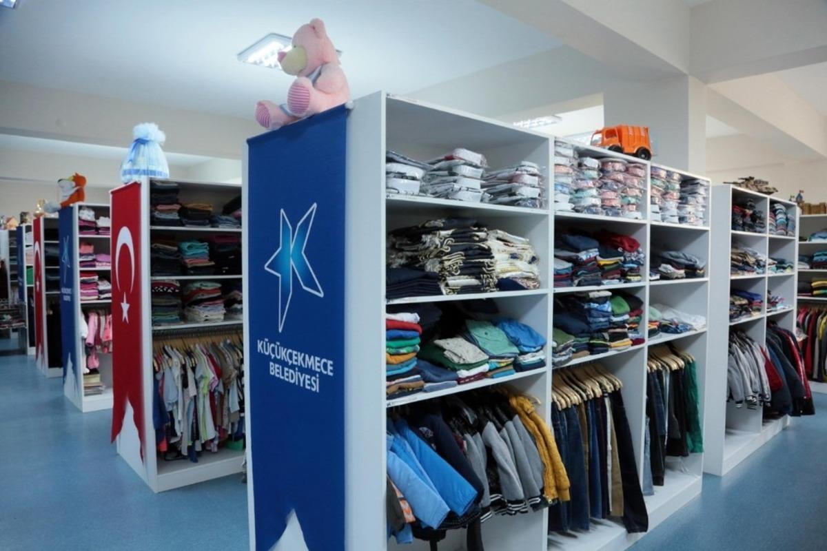 K&uuml;&ccedil;&uuml;k&ccedil;ekmece&rsquo;de binlerce kişiye kıyafet yardımı
