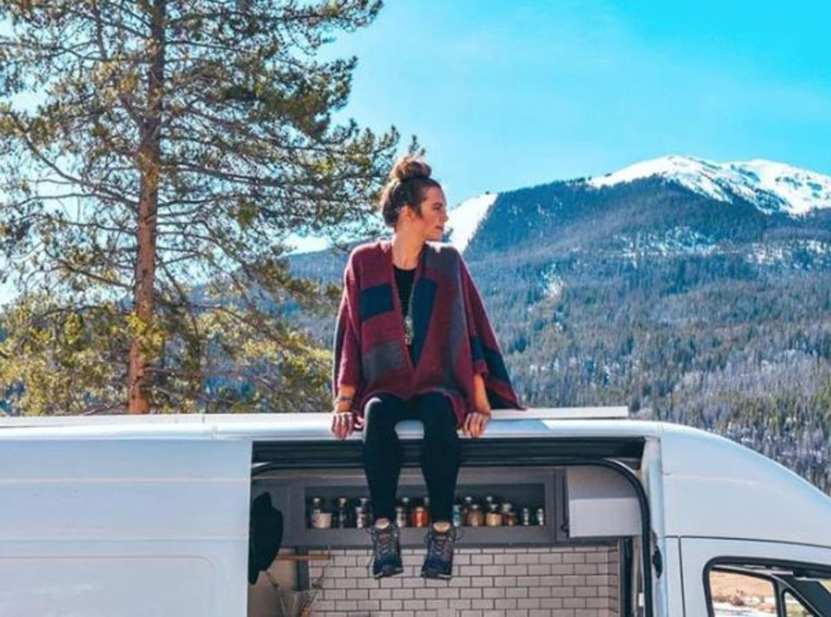 İşini sevgilisini bıraktı k&ouml;peğiyle tura &ccedil;ıktı!