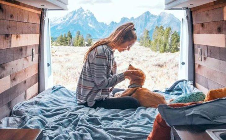 İşini sevgilisini bıraktı köpeğiyle tura çıktı! G2