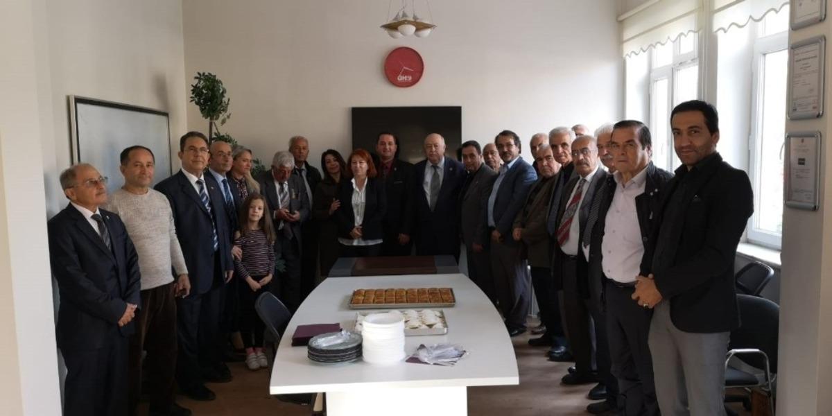 Emlak ve galericiler belgelerini aldılar