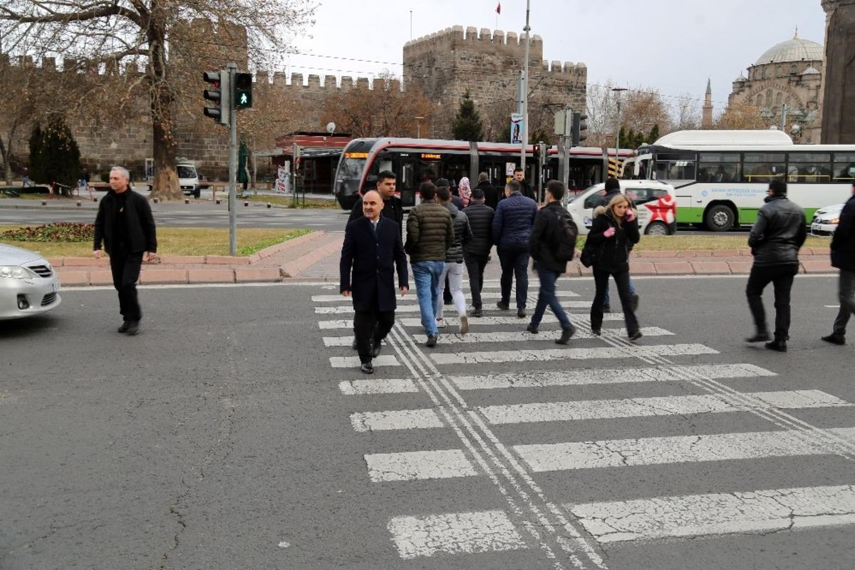 Vali G&uuml;naydın Mesaiye Esnaf Ziyaretleri İle Başladı
