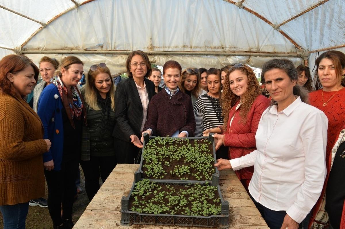 Mersin&rsquo;de kadınlar &ccedil;i&ccedil;ek &uuml;retimine başladı