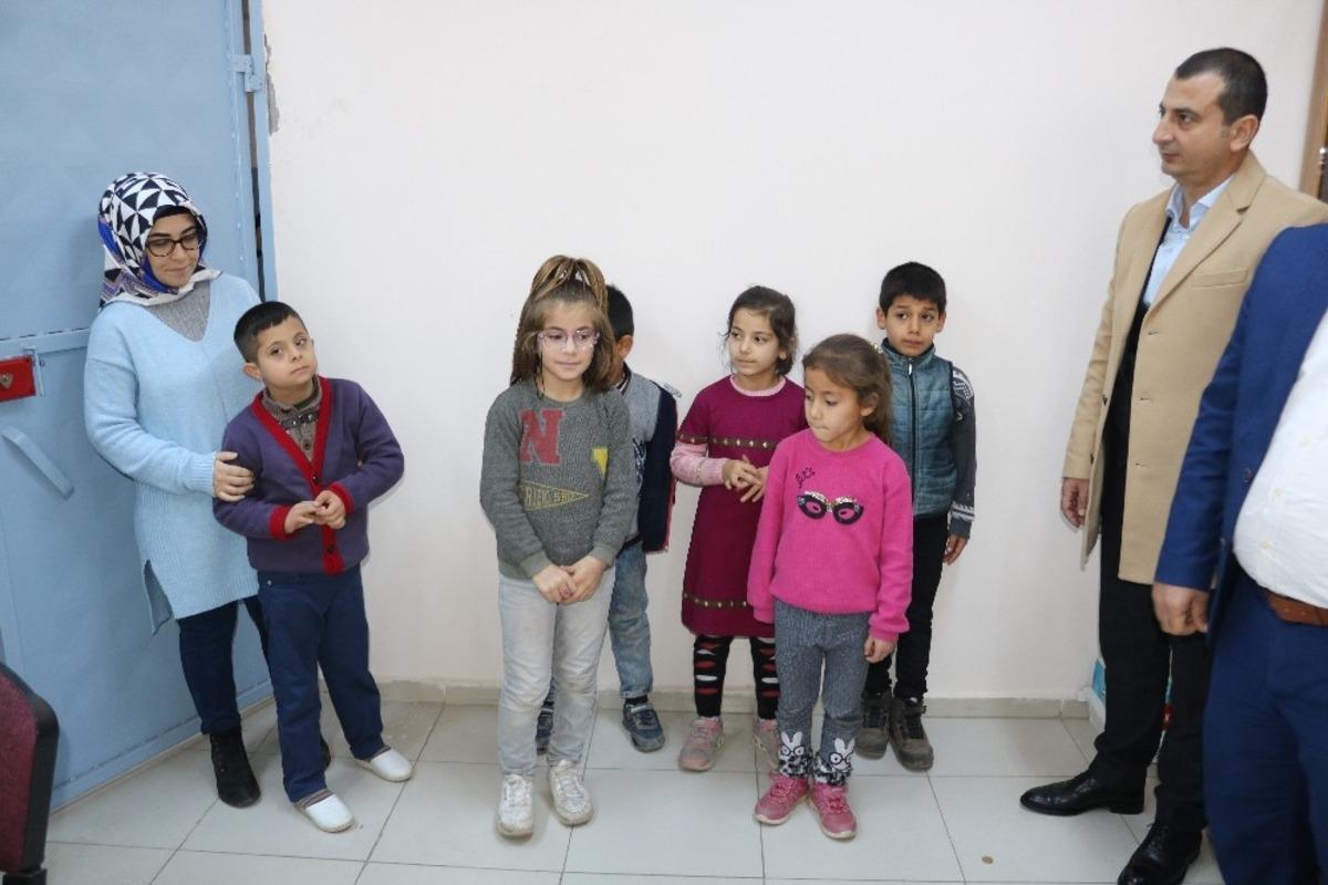 Bismil&rsquo;de 300 &ouml;ğrenciye kışlık giysi yardımı