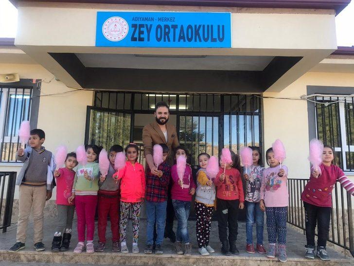 Köy okulu öğrencilerine pamuk şeker sürprizi G1