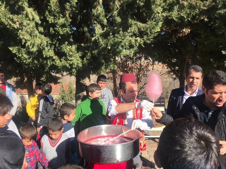 Köy okulu öğrencilerine pamuk şeker sürprizi G2