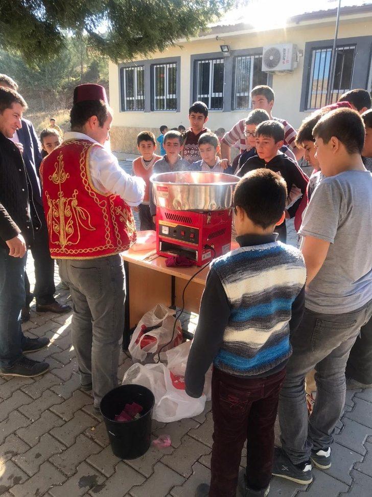 Köy okulu öğrencilerine pamuk şeker sürprizi G3